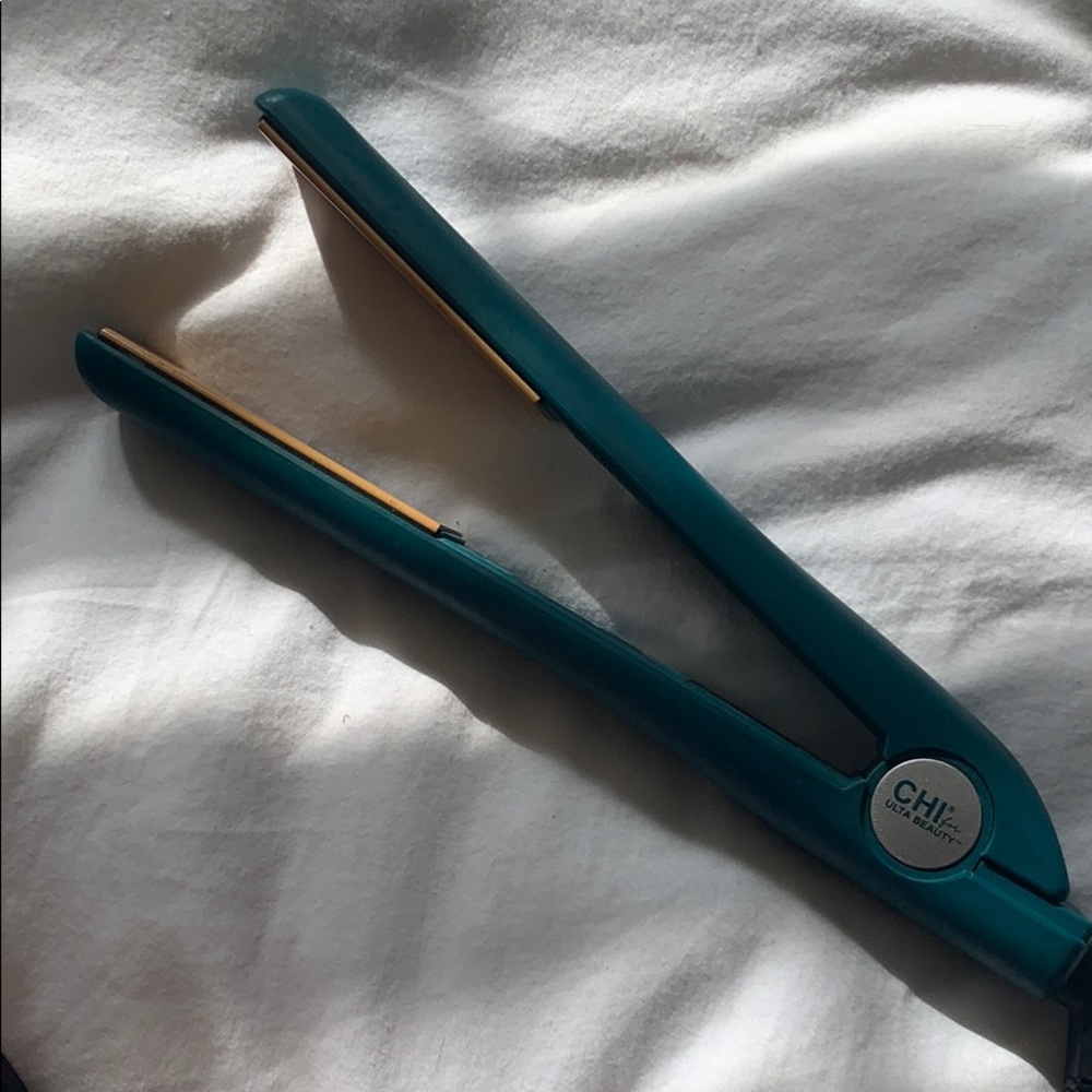 Chi Straightener
Used - Blue/Green Color